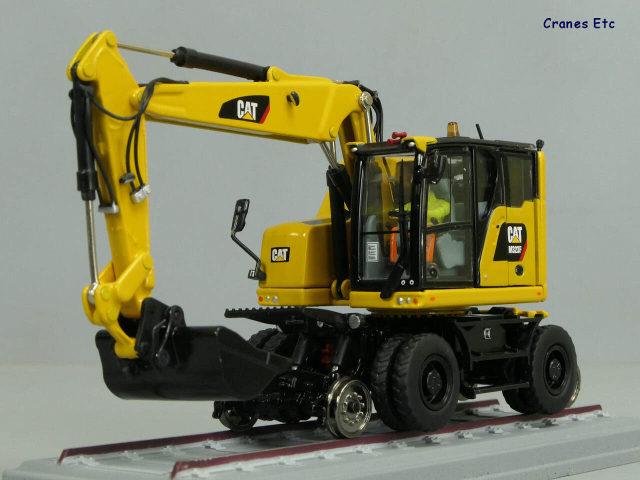 [Diecast Masters] Caterpillar M323F Railroad Wheeled Excavator