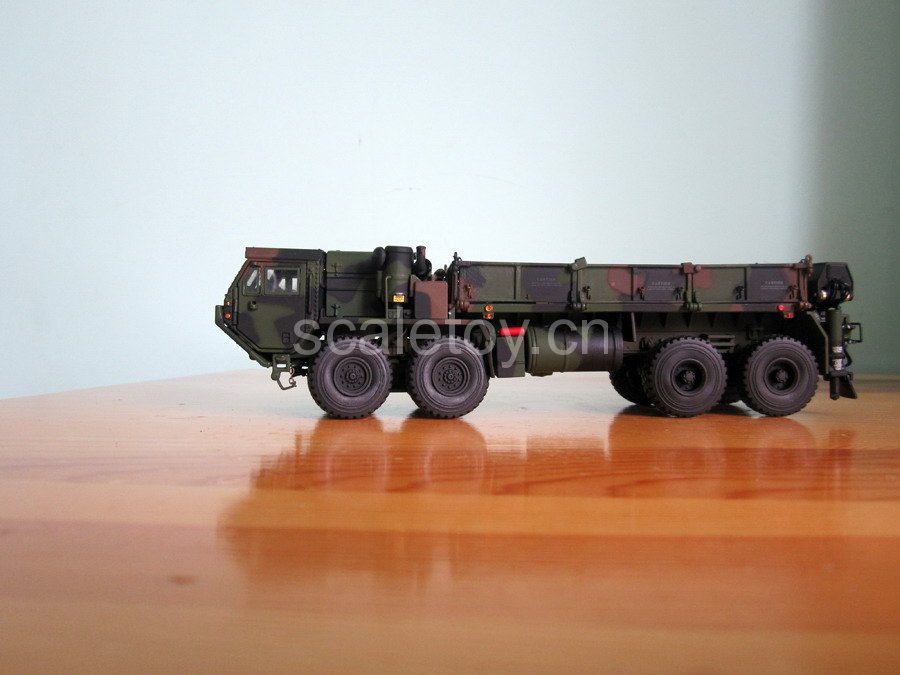 场景:Peterbilt拖Nelson平板 运Oshkosh军卡