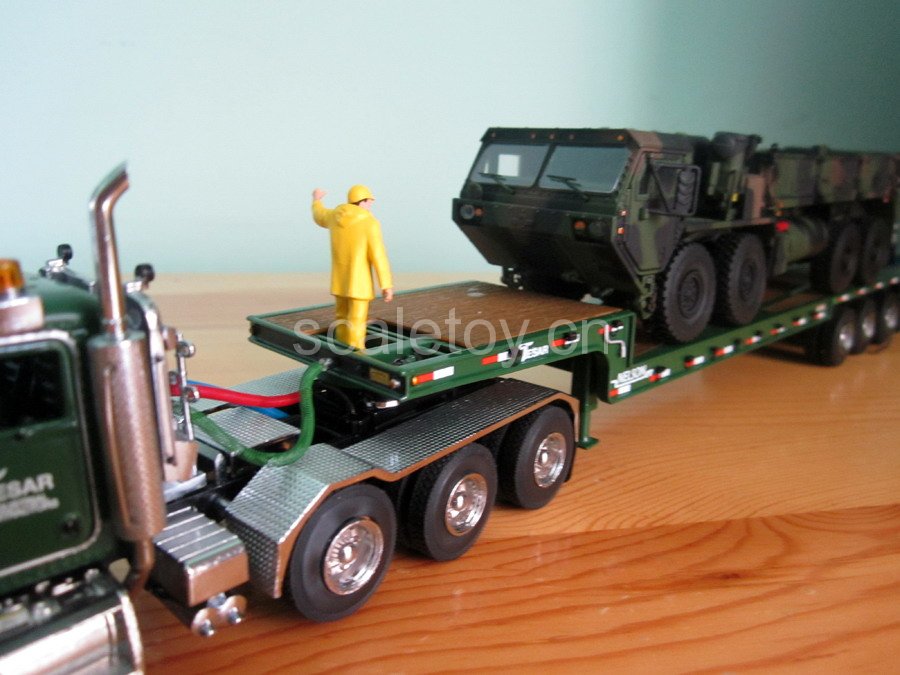 场景:Peterbilt拖Nelson平板 运Oshkosh军卡
